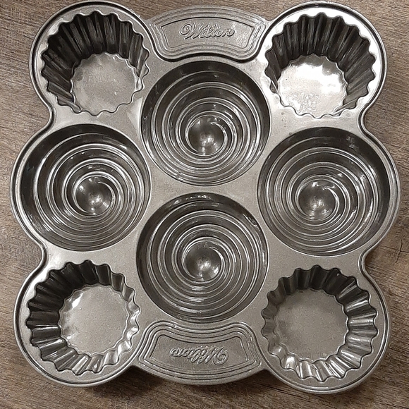 Wilton 3D Giant Cupcake Baking Pan and Heavy Duty Large 4 Muffin Baking Pan - Picture 5 of 5